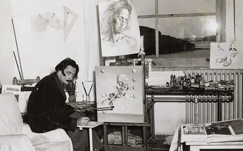 Salvador Dalí en su estudio, rodeado de sus icónicos cuadros, trabajando en una nueva obra surrealista.