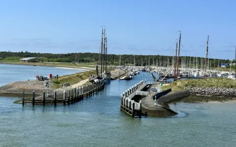 Segelboote im Vlieland Hafen, ein malerischer Anblick an einem sonnigen Tag.