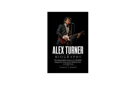 Omslaget till boken "Alex Turner Biography" visar Alex Turner sjungandes och spelandes gitarr.