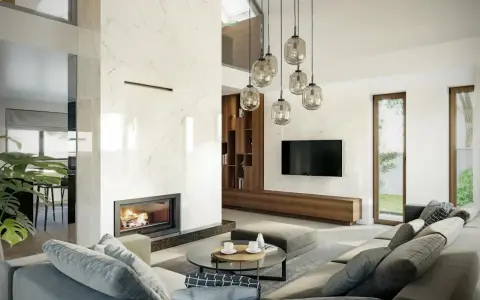Nowoczesny salon z kominkiem i marmurową ścianą. Wygodna sofa i stolik kawowy tworzą przytulną przestrzeń. Projekt homekoncept 13 energo.