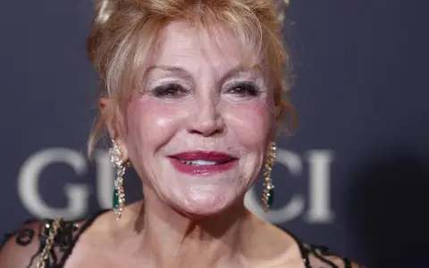 Tita Thyssen, con su melena rubia recogida y luciendo unos pendientes de brillantes y esmeraldas, sonríe a la cámara.
