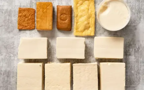 Różne rodzaje tofu: twarde, miękkie, wędzone i smażone. Z czego powstaje tofu? Z soi!