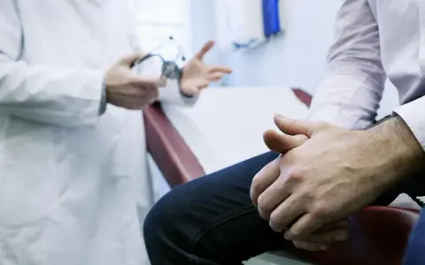 Lekarz omawia z pacjentem chorobę Peyroniego i jej leczenie.