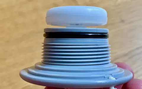 Ein zerlegtes Ventil mit Gewinde und schwarzem O-Ring. Das sup ventil undicht, daher die Demontage.