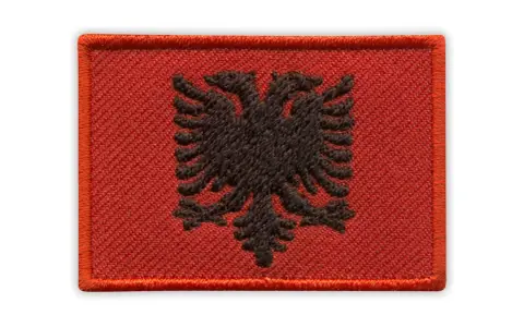 Naszywka z dwugłowym czarnym orłem na czerwonym tle – flaga Albanii.
