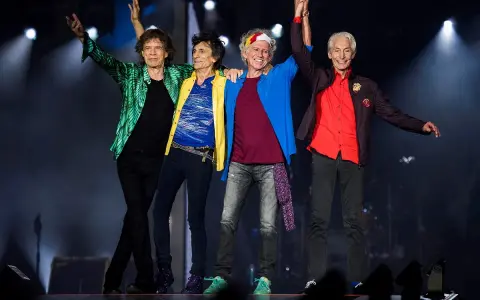Die Rolling Stones, legendäre "midnight rambler", feiern auf der Bühne. Mick Jagger, Ronnie Wood, Keith Richards und Charlie Watts mit erhobenen Armen.