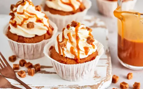 Leckere Karamell-Cupcakes mit Sahne-Topping und Karamellsauce. Ein tolles Rezept für süße Leckereien!