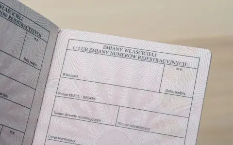 Dowód rejestracyjny z rubrykami do wpisania zmian właścicieli. Dokument ten jest kluczowy przy użytkowaniu samochodu po śmierci właściciela, gdy pojazd przechodzi na spadkobierców.