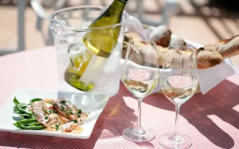 Idealne na letni dzień: schłodzony sauvignon blanc, jakie to wino, z przystawką i świeżym pieczywem.