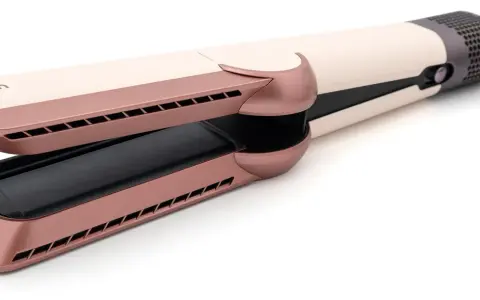 Nowa prostownica Dyson Airstrait w kolorze różowego złota i beżu, z technologią zapewniającą idealnie proste włosy.