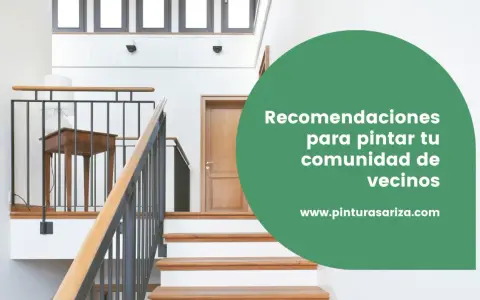 Escaleras modernas y puerta de madera. Texto verde: "Recomendaciones para pintar tu comunidad de vecinos".