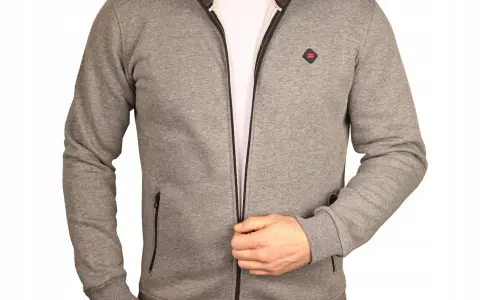 Bluza relaxed fit - co to znaczy i jak ją nosić z klasą?