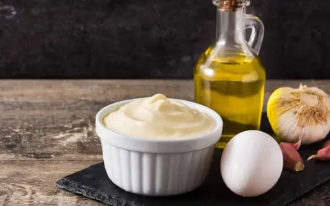 Cremige Aioli-Zutaten: Ei, Knoblauch, Olivenöl. Perfekt für die Schwangerschaft, wenn man auf rohe Eier verzichtet.