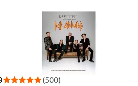 Okładka książki "Definitely: The Official Story of Def Leppard", z zespołem siedzącym na kanapie. Idealna dla fanów, którzy chcą poznać historię ich ulubionych **Def Leppard utwory**.