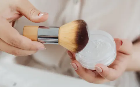 Jaki puder do cery mieszanej - wybierz najlepszy produkt dla siebie