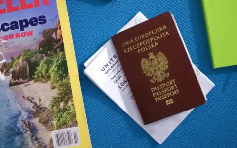 Polski paszport i bilet lotniczy, gotowe na podróż do Kanady. Wiza nie jest potrzebna dla obywateli UE.