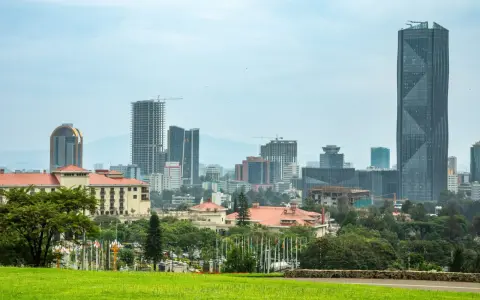 Etiopia miasto: nowoczesne wieżowce i tradycyjne budynki w otoczeniu zieleni.