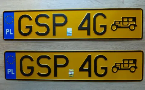 Dwie żółte rejestracje z napisem GSP 4G i symbolem starego samochodu.