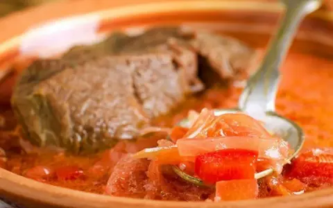 Un saporito spezzatino di manzo in un brodo rosso con verdure. Perfetto per le tue sorra di manzo ricette.