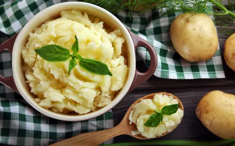 Pyszne puree ziemniaczane, idealne jako dodatek do obiadu. Ziemniaki to wszechstronne warzywo, z którego można zrobić wiele pysznych dań.