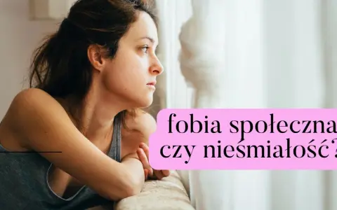 Kobieta patrzy przez okno z zamyślonym wyrazem twarzy. Obok tekst: "fobia społeczna czy nieśmiałość?".