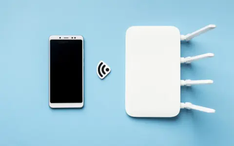 Biały router wifi z antenkami i smartfonem obok. Ikona sygnału wifi symbolizuje połączenie.