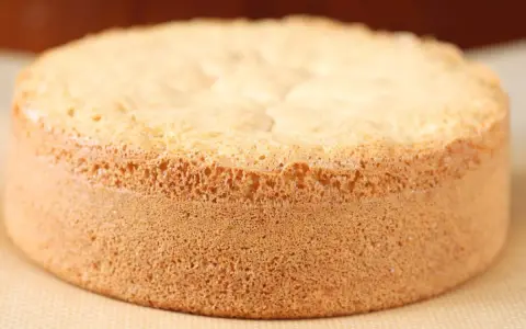 Idealny biszkopt z 4 jaj z mąką ziemniaczaną, puszysty i lekki. Idealny do tortów i deserów.