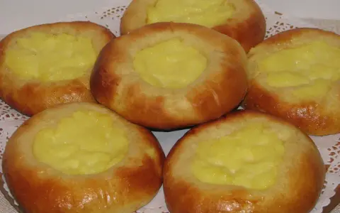 Sześć puszystych drożdżówek z budyniem, idealnych na deser lub śniadanie.