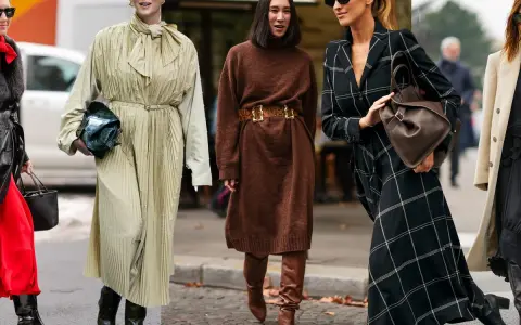 Estilos de moda callejera: vestidos largos, botines y bolsos. Se ve que **que largo de vestido se lleva** esta temporada.