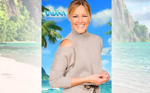 Lächelnde Frau vor tropischer Kulisse mit Vaiana-Logo.
