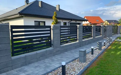 Najpierw kostka czy ogrodzenie - uniknij kosztownych błędów w budowie
