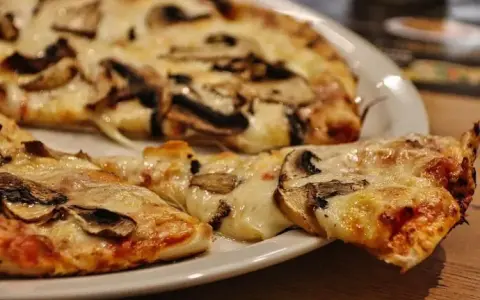 Pizza 42 cm: Ile kalorii? Sprawdź, co podbija Twój wynik!