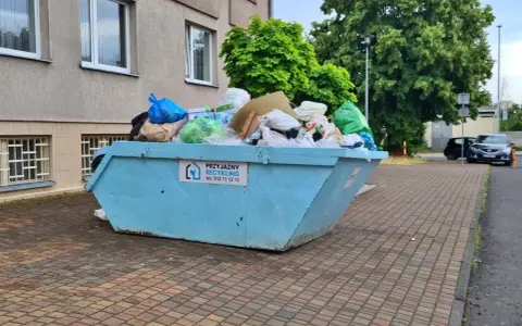 Kontener na śmieci pełen worków i odpadów, z napisem "Przyjazny Recykling". Data: 16 02 14.