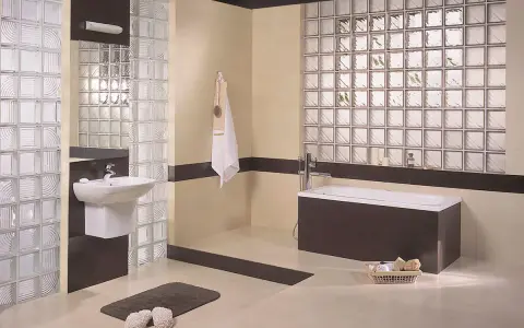 Modernt badrum med väggar av glasblock. En duschvägg av glasblock ger ljusinsläpp.