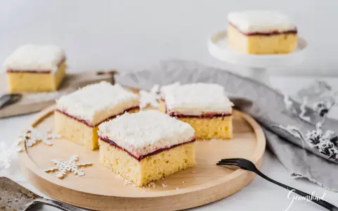 Schneeflocken zieren den Tisch, auf dem ein saftiger Frau Holle Kuchen mit Kokosraspeln und Marmelade wartet.