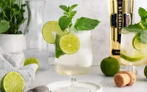 Orzeźwiający Hugo przepis: drink z limonką, miętą i bąbelkami. Idealny na lato!