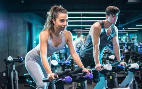 Ile kalorii spalisz na rowerku stacjonarnym przy 10 km jazdy?