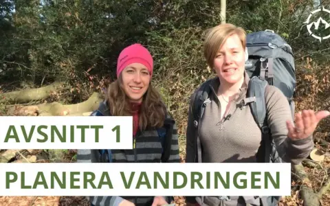 Två kvinnor med ryggsäckar förbereder sig för en weekend vandring i Sverige. Texten "Planera vandringen" syns.
