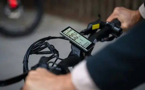 Wyświetlacz roweru elektrycznego pokazuje stan baterii i prędkość. To jak ładowarka do roweru elektrycznego, która informuje o postępie.