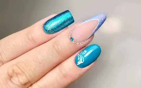 Unghie con glitter blu elettrico, french manicure con glitter azzurro e decorazioni floreali bianche. Nuove forme unghie che ispirano.