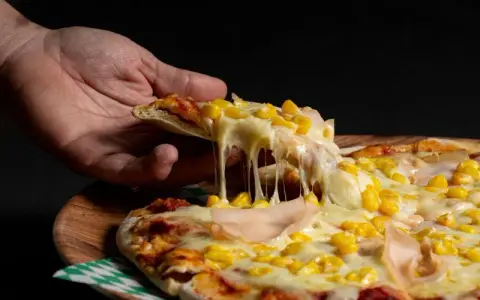 Sekret ciągnącej pizzy: jaki ser wybrać? Poradnik eksperta.