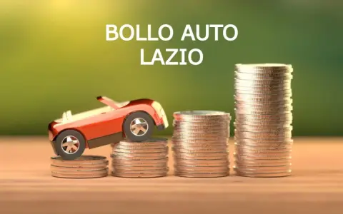 Macchinina rossa su pile di monete, con testo "BOLLO AUTO LAZIO". Il costo del bollo auto nel Lazio è rappresentato da queste monete.