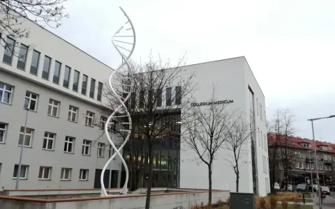 Collegium Medicum w Opolu, nowoczesny budynek z rzeźbą DNA. Idealne miejsce na studia medyczne.