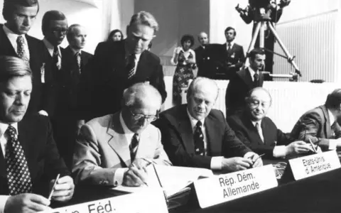 Firma dell'atto di Helsinki: leader mondiali firmano accordo storico.