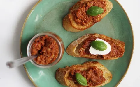 Pyszne bruschetty z domowym pesto pomidorowym, idealne na szybką przekąskę. Oto jak zrobić pesto pomidorowe!