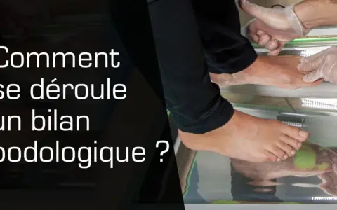 Un podologue examine un pied dans un bac, préparant un bilan podologique.