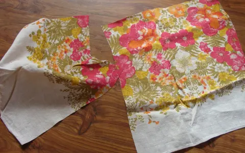 Kwiatowy materiał, gotowy na kimono wykrój. Różowe, żółte i pomarańczowe kwiaty na lnianym tle.