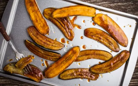 Banane mature caramellate su teglia, perfette per ricette veloci e golose.