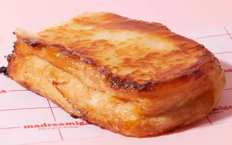 Torrijas al horno doradas y jugosas, con un glaseado brillante que invita a probarlas.