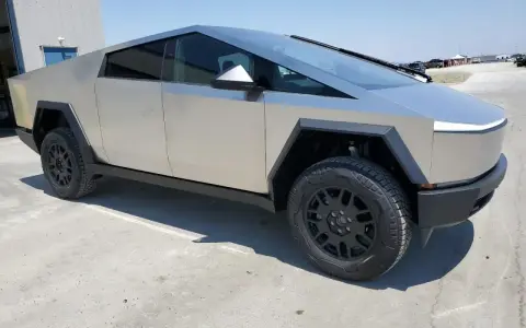 Futurystyczny Tesla Cybertruck na betonowym placu. Zastanawiasz się nad jego tesla cybertruck cena?